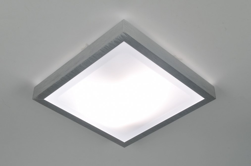 Foto 70672: Vierkante plafondlamp in aluminium en kunststof ook geschikt als badkamerlamp