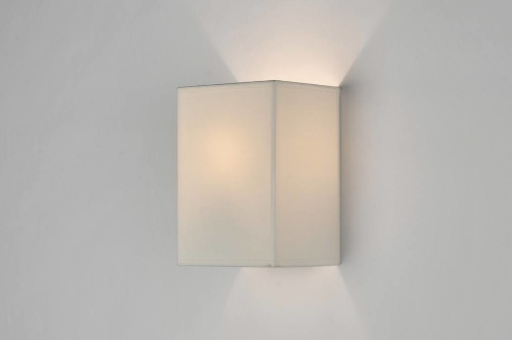 Foto 71229: Stoffen, witte wandlamp in rechthoekige vorm.