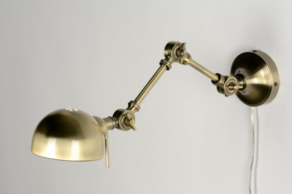 Foto 71597: Mooie wandlamp, uitgevoerd in een antieke messing kleur.