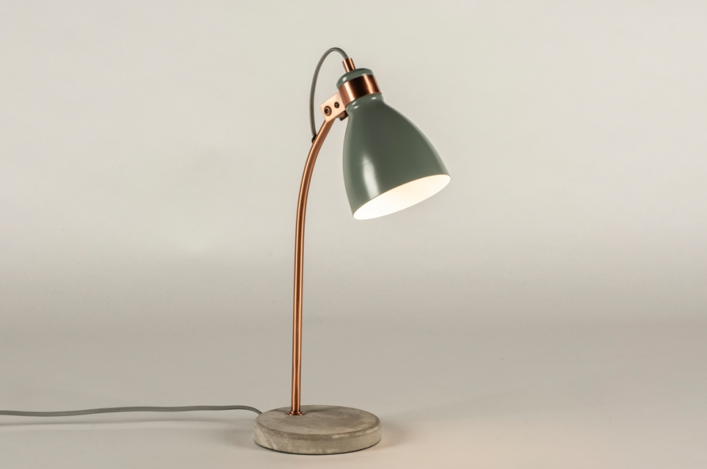 Foto 72259: Moderne tafellamp / bureaulamp van beton en metaal in de kleuren roodkoper en grijs.