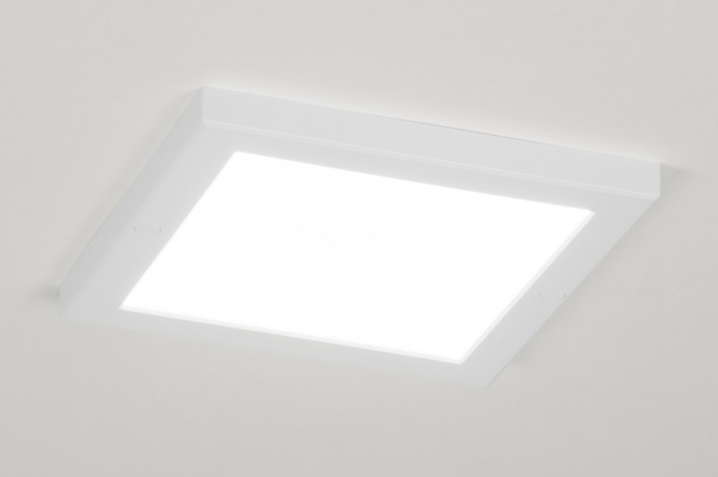 Foto 72743: Platte, vierkante led plafondlamp van slechts 1,8cm dik en een doorsnede van 22cm voorzien van een volwaardig vermogen. 