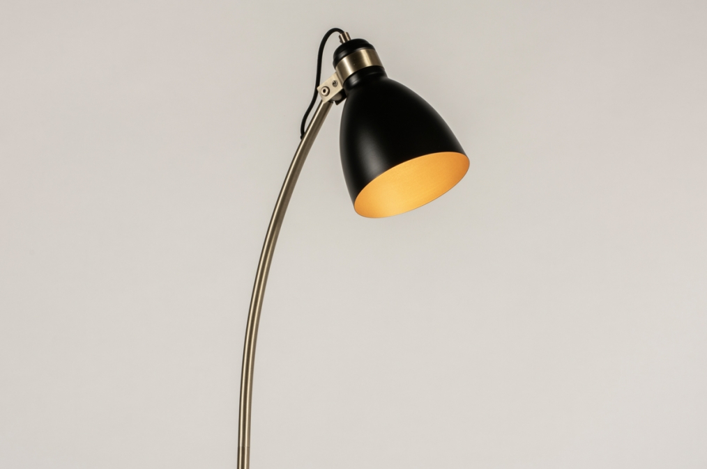 Foto 72960: Trendy vloerlamp in de kleuren combi zwart, goud en messing.