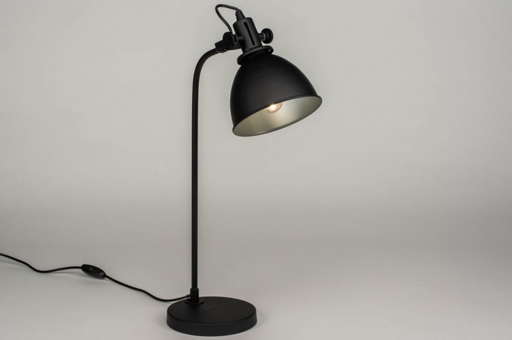 Foto 73287: Retro-Tischlampe in schwarzer Farbe, auch als Nachttischlampe oder Schreibtischlampe geeignet.