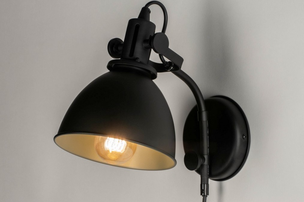Foto 73288: Retro wandlamp in mat zwarte kleur, geschikt voor led verlichting.