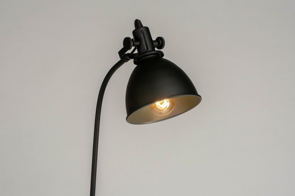 Foto 73289: Zwarte staande lamp met een retro design 