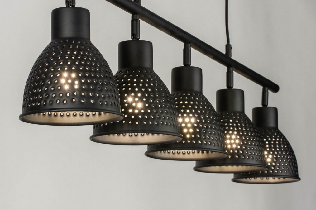 Foto 73426: Trendy, industriële hanglamp voorzien van vijf richtbare kappen, uitgevoerd in een mat zwarte kleur.