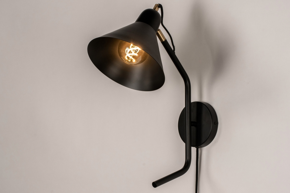Foto 73811: Moderne, zwarte wandlamp voorzien met messingkleurige details, geschikt voor led.