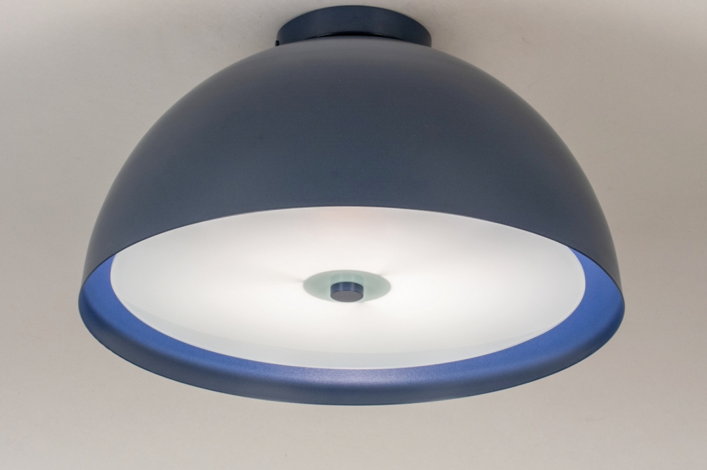 Foto 73819: Moderne, plafondlamp is een stoere, blauwe (653c Pantone) kleur! 