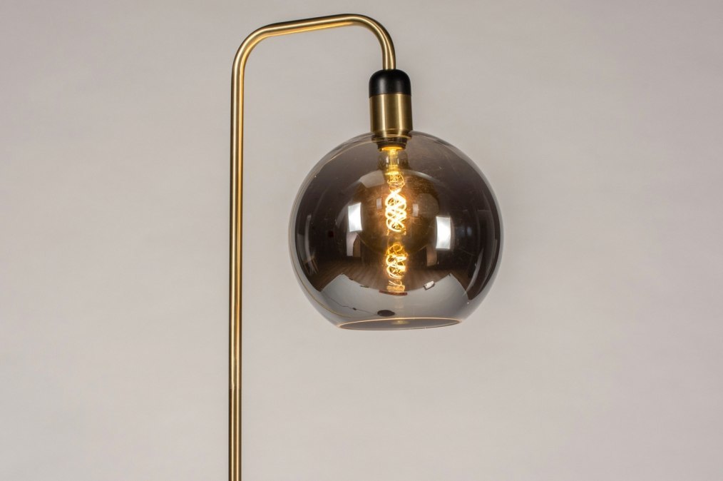 Foto 73852: Retro vloerlamp in goudkleur met rookglas kap, geschikt voor led.