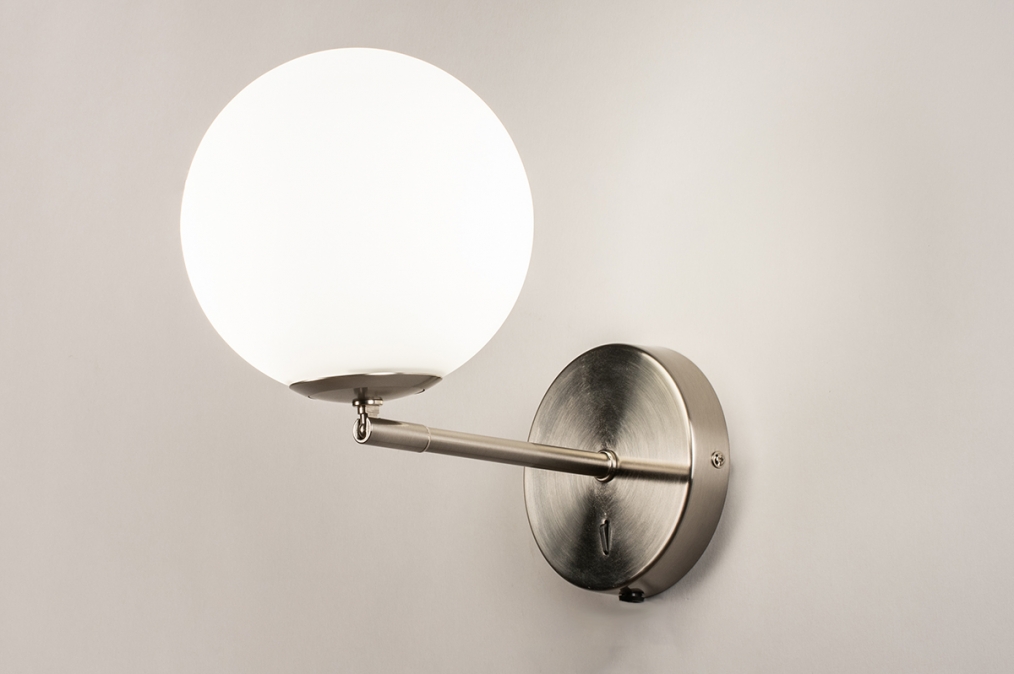 Foto 74130: Retro wandlamp met bol van opaalglas en schakelaar op de wandplaat