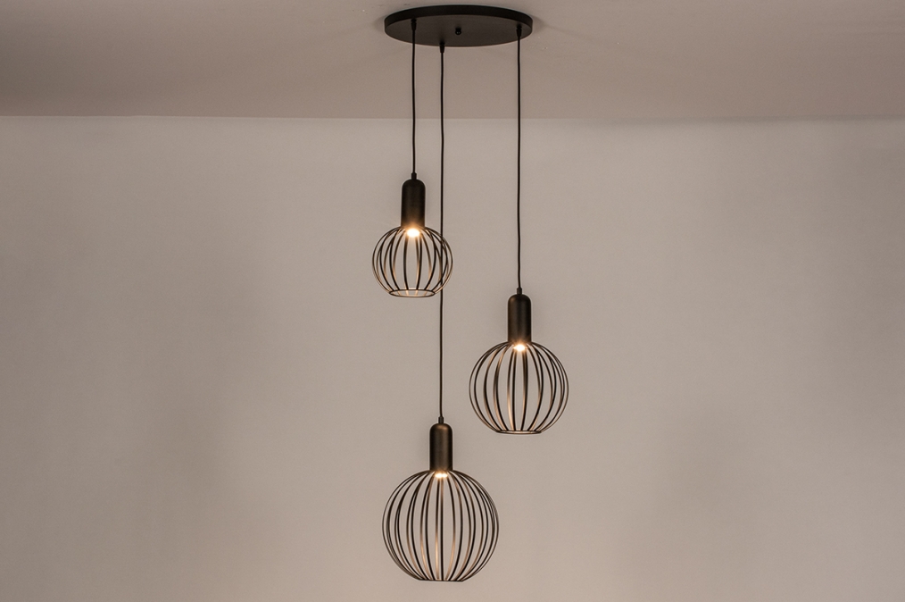 Foto 74366: Zwarte 3-lichts hanglamp met drie draadlampen in bolvorm 