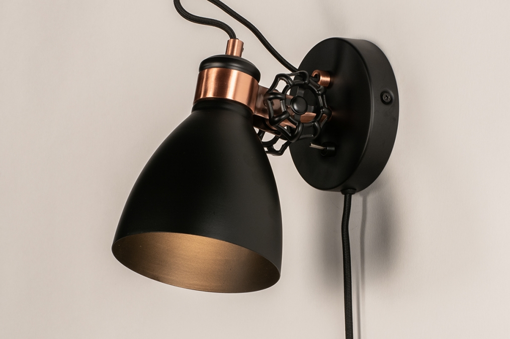 Foto 74462: Trendy wandlamp in de kleuren combi zwart en roodkoper, geschikt voor led.