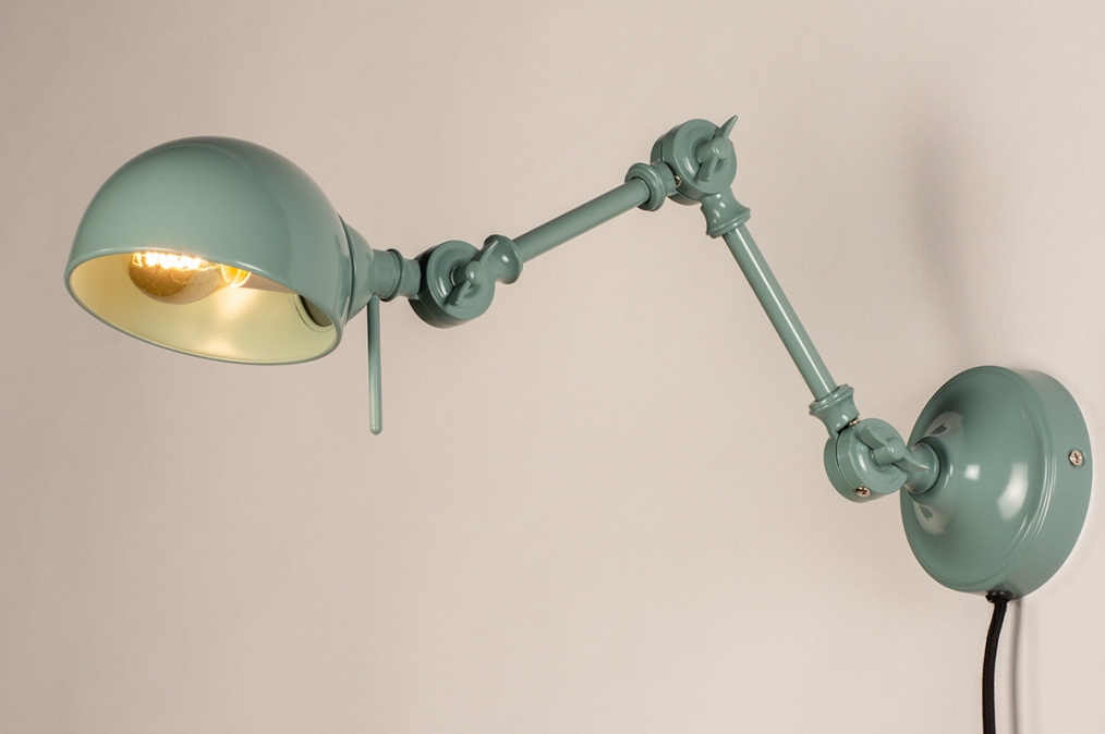 Foto 74471: Zeegroene wandlamp met verstelbare arm 'industrieel'