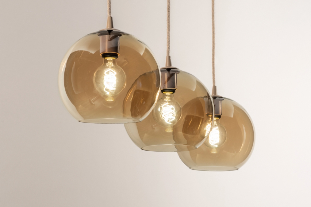 Foto 74593: Trendy hanglamp met drie glazen bollen in amberkleur met snoer van jute en zandkleurige details