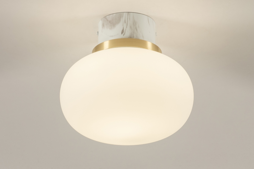 Foto 74636: Badkamer plafondlamp van wit opaalglas, messing en marmer.