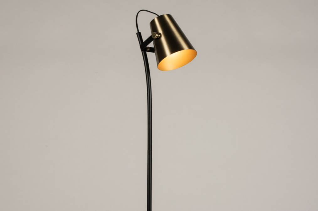 Foto 74816: Zwarte vloerlamp met messing/goud kap in minimalistisch design