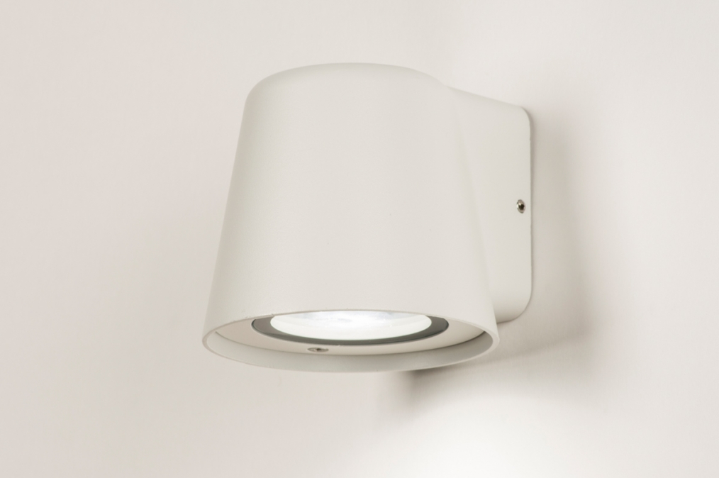 Foto 74861: Goedkope wandlamp voor binnen, buiten en de badkamer in het wit met een GU10 fitting