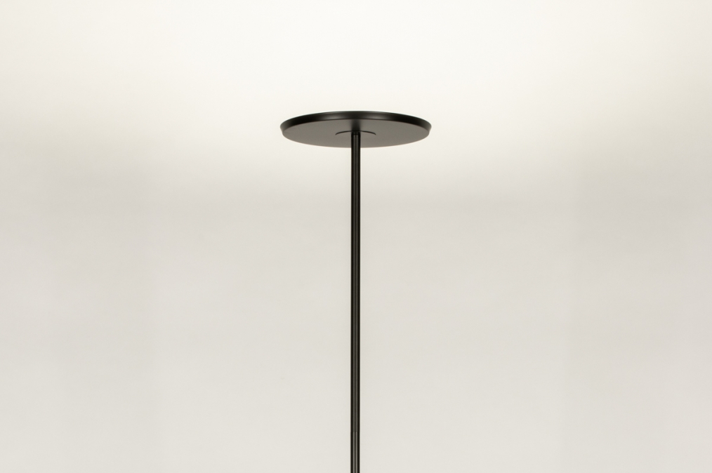 Foto 74865: Schwarze LED-Stehlampe in minimalistischem Design 