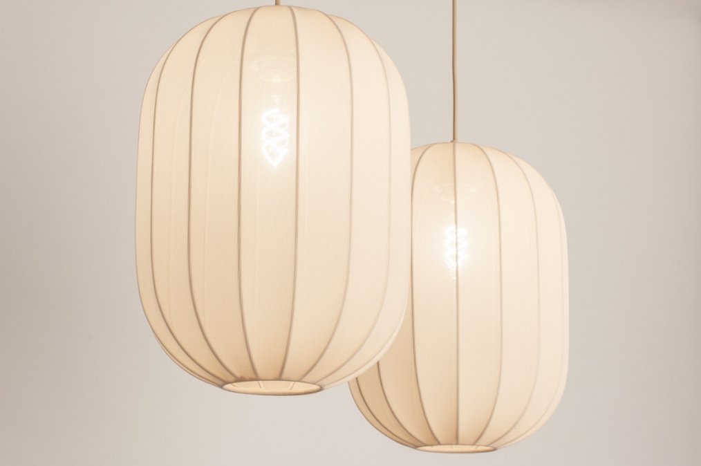 Foto 74884: Dubbele hanglamp in beige met lange kappen in ovale vorm 