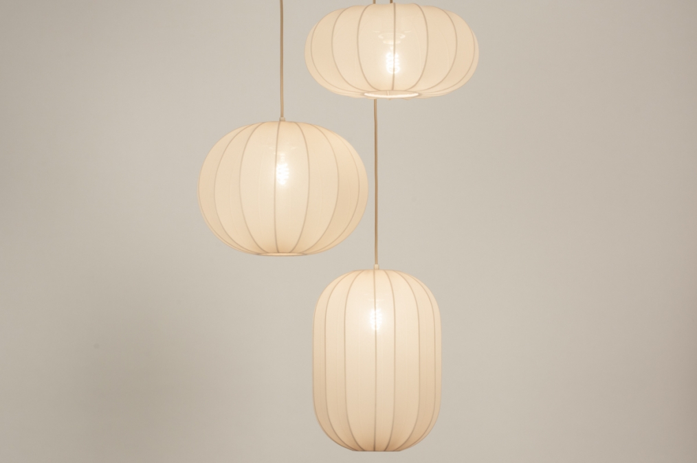 Foto 74885: Hanglamp in japandi stijl met drie lampionnen van beige stof