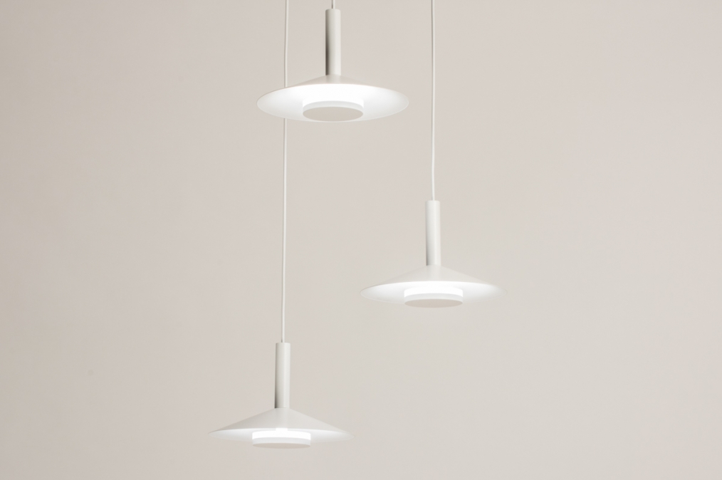Foto 74902: Witte hanglamp met drie witte kappen van metaal in Scandinavisch design, geeft indirect licht