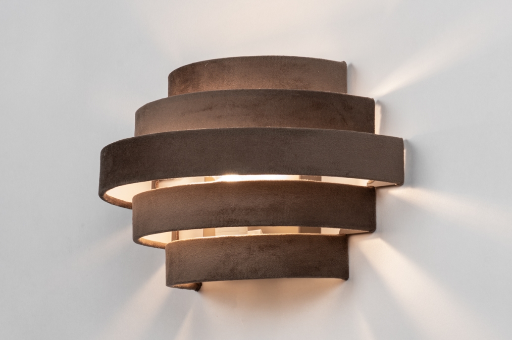 Foto 75400: Halfronde wandlamp in zachte, velvet stof uitgevoerd in een grijs bruine kleur