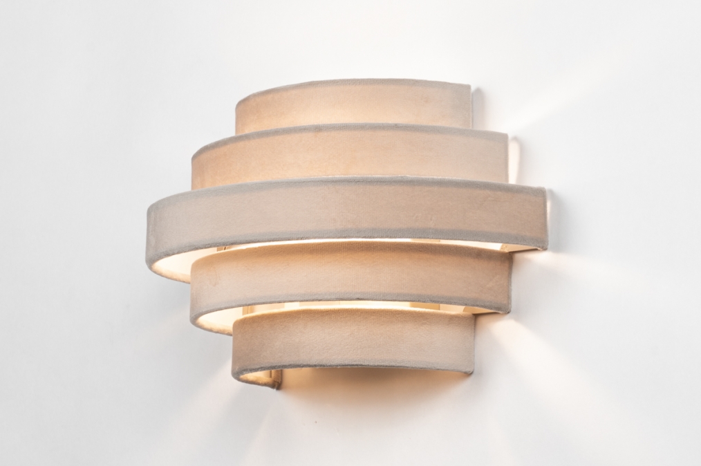 Foto 75402: Halfronde wandlamp in zachte, velvet stof uitgevoerd in een taupe kleur