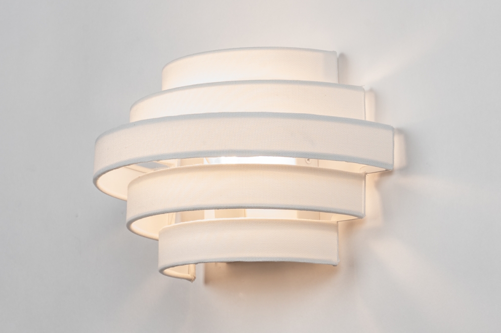 Foto 75405: Halfronde wandlamp van witte, linnen stof