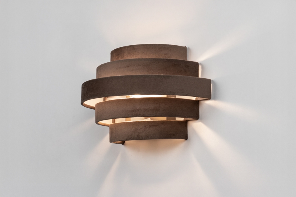 Foto 75408: Halfronde wandlamp in zachte, velvet stof uitgevoerd in een grijs bruine kleur