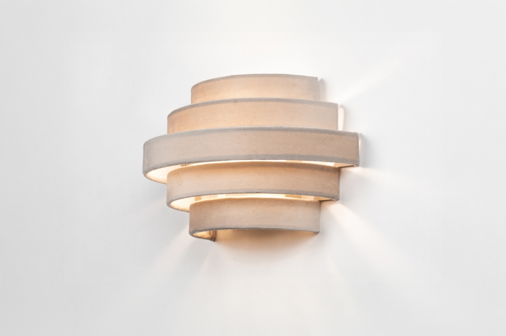 Foto 75410: Halfronde wandlamp in zachte, velvet stof uitgevoerd in een taupe kleur