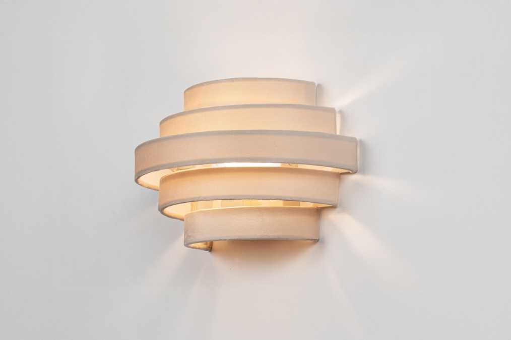 Foto 75411: Halfronde wandlamp in zachte, velvet stof uitgevoerd in een beige kleur