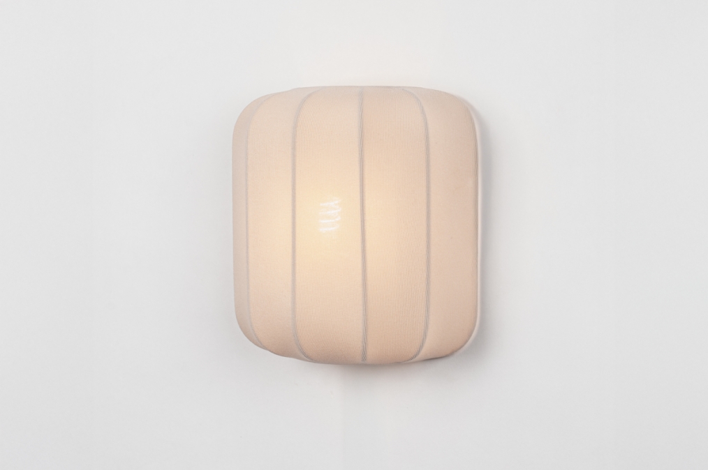 Foto 75432: Luxe wandlamp van stof in een beige kleur!
