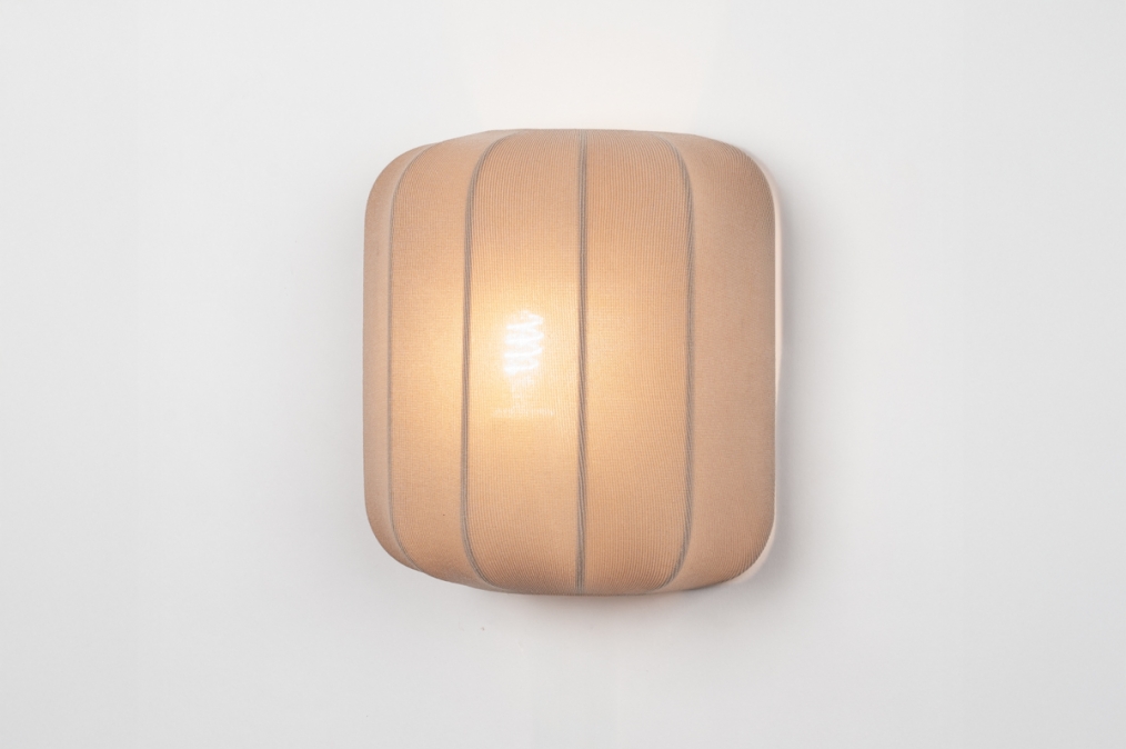 Foto 75433: Luxe wandlamp van stof in een taupe kleur!