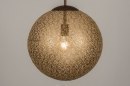 Foto 11894-3: Schitterende hanglamp in roestbruin 'antiek brons' voorzien van een matte, goudkleurige bol.