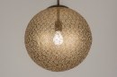 Foto 11894-4: Schitterende hanglamp in roestbruin 'antiek brons' voorzien van een matte, goudkleurige bol.