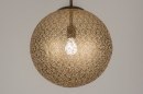 Foto 11894-4: Schitterende hanglamp in roestbruin 'antiek brons' voorzien van een matte, goudkleurige bol.