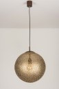 Foto 11894-5: Schitterende hanglamp in roestbruin 'antiek brons' voorzien van een matte, goudkleurige bol.