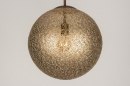 Foto 11894-6: Schitterende hanglamp in roestbruin 'antiek brons' voorzien van een matte, goudkleurige bol.