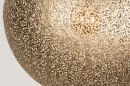 Foto 11894-8: Schitterende hanglamp in roestbruin 'antiek brons' voorzien van een matte, goudkleurige bol.