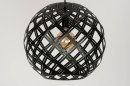 Foto 12587-6: Sfeervolle, stoere hanglamp in mat zwarte kleur, voorzien van open karakter.