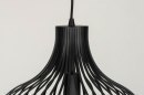 Foto 12599-8: Moderne, zwarte draadlamp voorzien van platte, dunne strips.