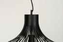 Foto 12600-8: Moderne, zwarte draadlamp voorzien van platte, dunne strips.