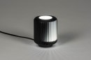 Foto 12889-3: Stoer, zwart tafellampje / bedlampje voorzien van een industriële vormgeving voorzien van led verlichting.