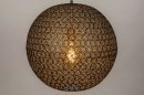 Foto 13471-2: Opengewerkte, mat zwarte bol / hanglamp met goudkleurige binnenzijde, geschikt voor led verlichting.