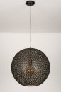 Foto 13471-3: Opengewerkte, mat zwarte bol / hanglamp met goudkleurige binnenzijde, geschikt voor led verlichting.