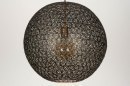Foto 13471-4: Opengewerkte, mat zwarte bol / hanglamp met goudkleurige binnenzijde, geschikt voor led verlichting.