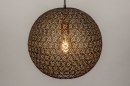 Foto 13472-2: Opengewerkte, mat zwarte bol / hanglamp met goudkleurige binnenzijde, geschikt voor led verlichting.