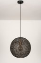 Foto 13472-3: Opengewerkte, mat zwarte bol / hanglamp met goudkleurige binnenzijde, geschikt voor led verlichting.