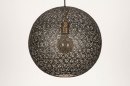 Foto 13472-4: Opengewerkte, mat zwarte bol / hanglamp met goudkleurige binnenzijde, geschikt voor led verlichting.