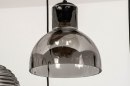 Foto 13662-7: Acht verschillende lampen van rookglas aan een zwarte plafondplaat